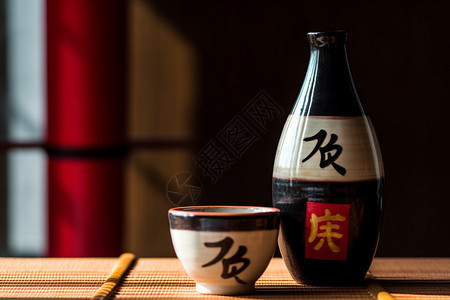 黑色的日本瓷杯图片