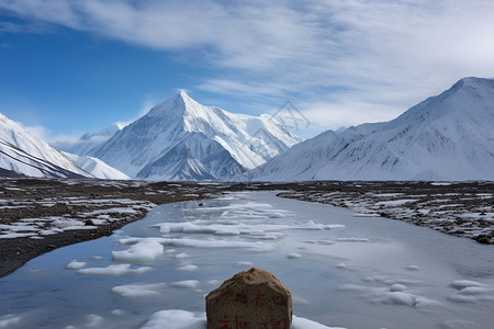 慢慢融化的雪山图片