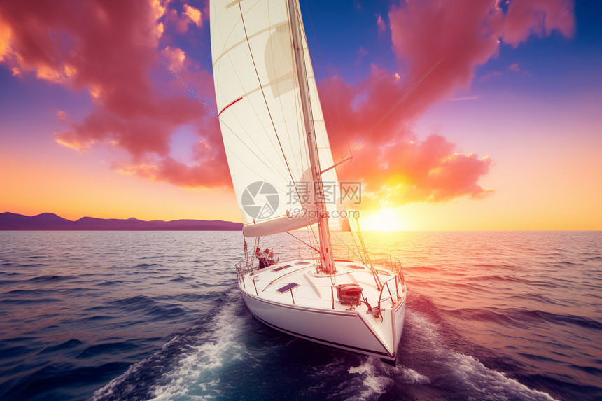 夕阳中行驶的帆船图片