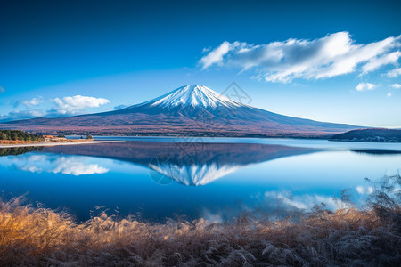 山下湖面景观图片