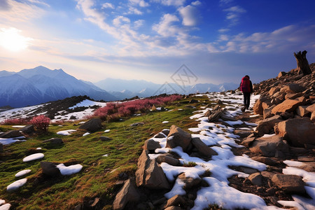 冰雪融化的山地图片