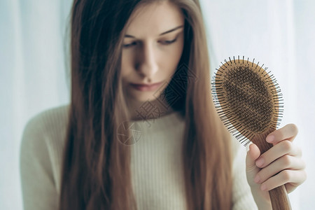 手中拿着梳子的女人背景图片