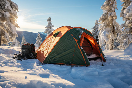 雪地中的露营帐篷图片
