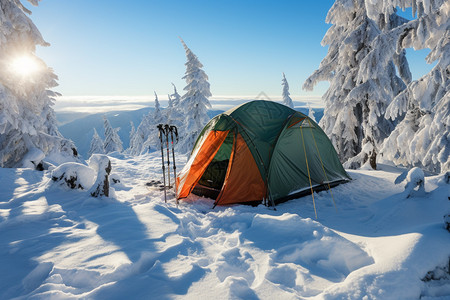 冬季雪地中的帐篷图片