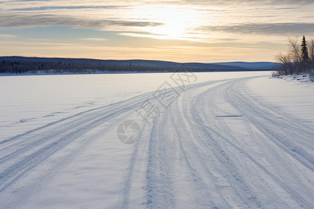 雪地上的道路痕迹高清图片