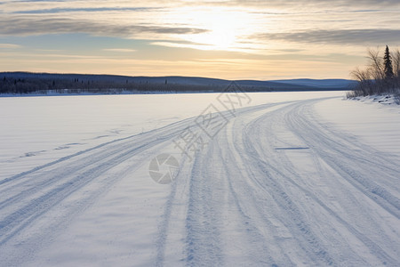 雪地上的道路痕迹图片