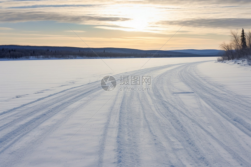 雪地上的道路痕迹图片