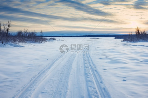 雪地里的道路图片