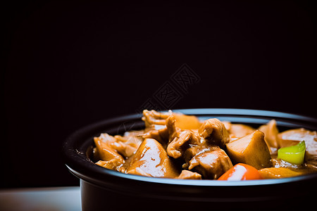 砂锅里的鸡肉美食图片