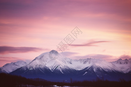 雪山上的粉色夕阳图片