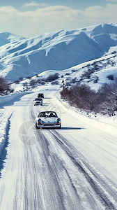 雪地赛车行驶在雪山蜿蜒的道路上的车背景