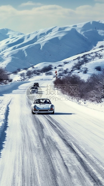 行驶在雪山蜿蜒的道路上的车图片