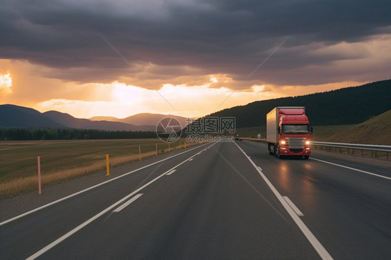 日落时分公路上的运输卡车图片