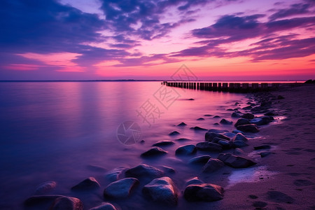 落日时分的紫色天空景观图片