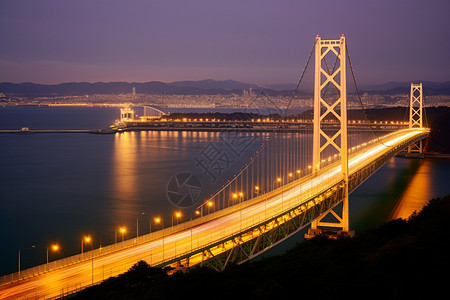 夜晚时分城市的跨海大桥图片