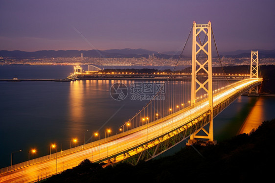 夜晚时分城市的跨海大桥图片