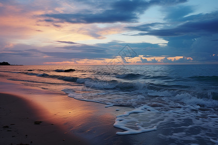 夕阳下的海岸线图片