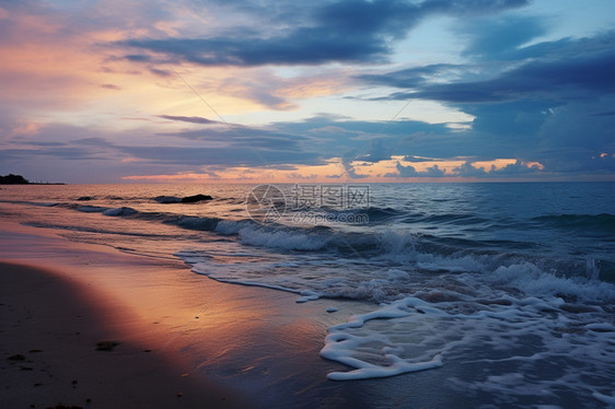 夕阳下的海岸线图片