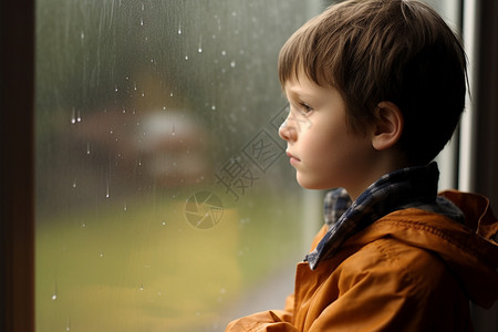 窗户雨男孩看着窗外背景