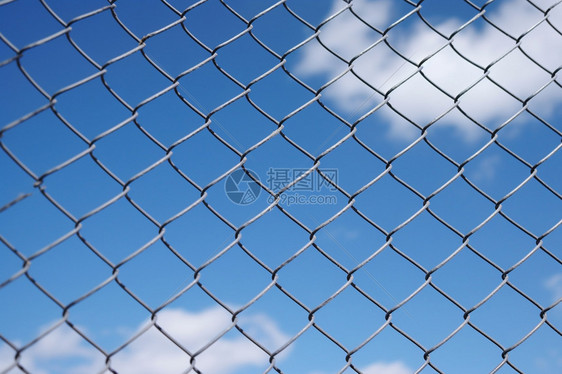 围栏下的蓝色天空图片