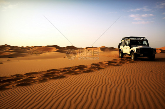 在沙漠开车图片