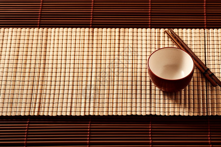 桌子上的餐垫碗筷图片