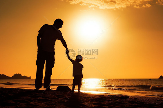 父亲拉着孩子正在海滩散步图片