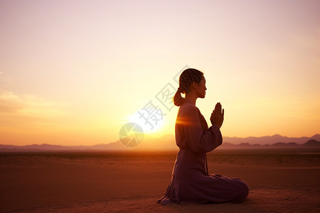 日落时女子在祈福图片