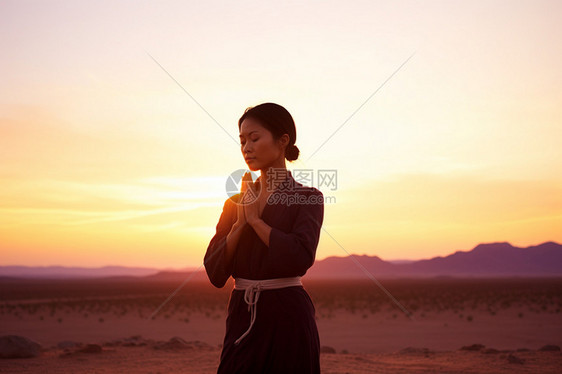 沙漠中的女子图片