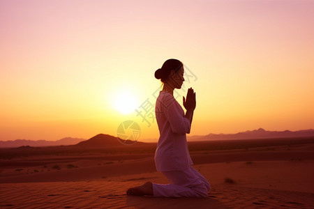 女子在沙漠中跪着祈福图片