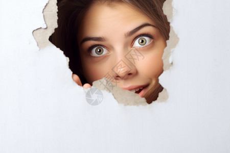 撕裂壁纸后好奇的女孩背景图片