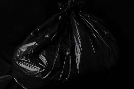 垃圾回收的黑色垃圾袋背景图片