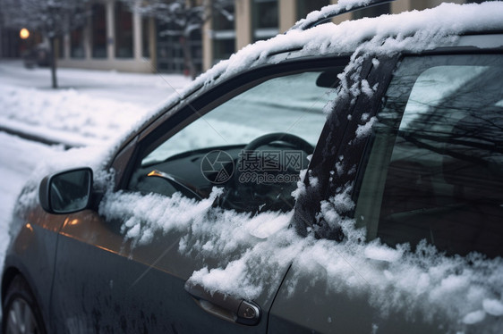 有雪覆盖的汽车图片