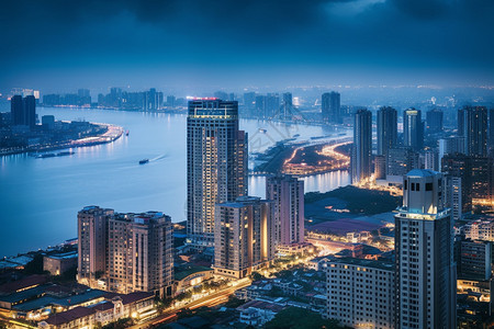 夜晚的城市河流图片