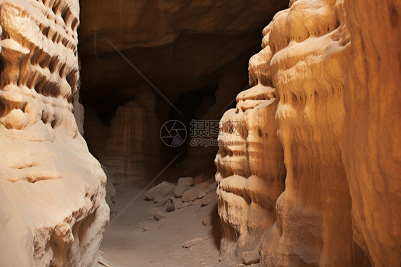 自然形成的岩石洞穴图片