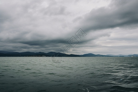 大连海景海景上的乌云背景