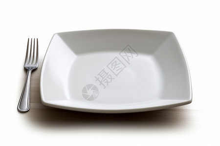白色的餐盘和叉子图片