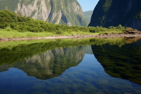 群山之间的清澈湖面图片