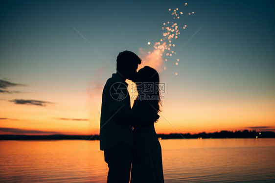 黄昏时分沙滩上接吻的情侣图片
