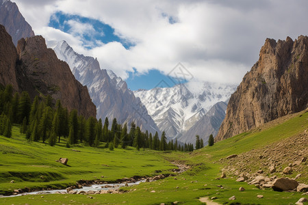 山间峡谷的徒步旅行图片