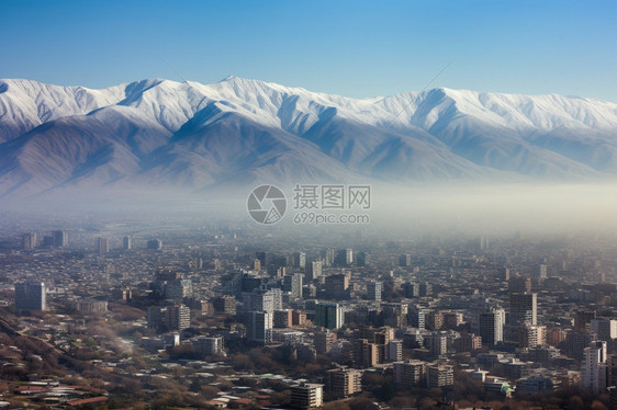 壮观的雪山下城市景观图片