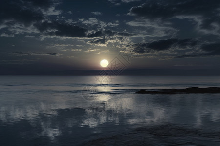 夜晚宁静的海岸线图片