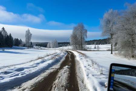 雪后的山间道路图片