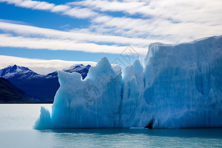 露出海面的冰山图片
