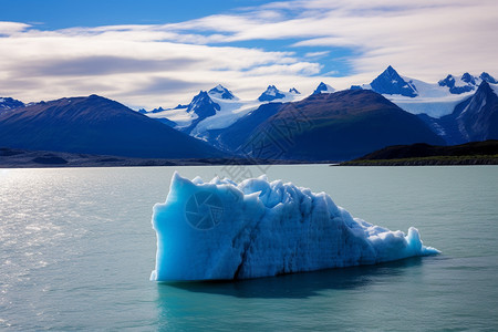 融化的海上冰川图片