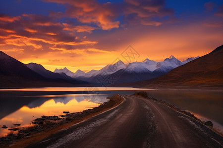 西藏冉乌湖的美丽景观图片