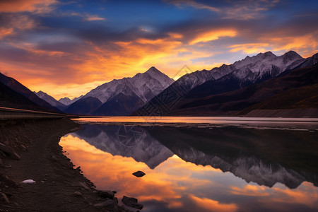 藏区高原冉乌湖的美丽景观图片