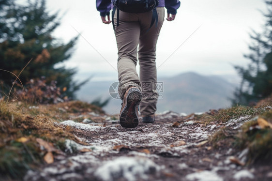 一步步走着山路的旅客图片