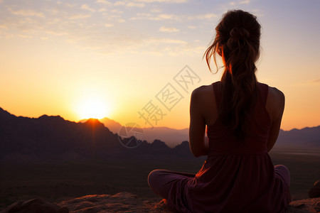 户外瑜伽日出山顶冥想的女人背景