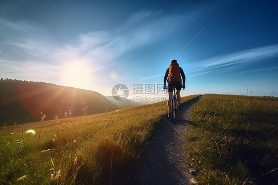 夏季山间骑行的女性图片